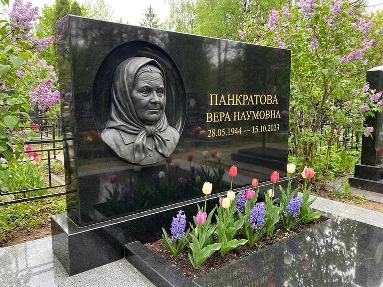 Памятник с барельефом — выполненная работа 26 в Иркутске