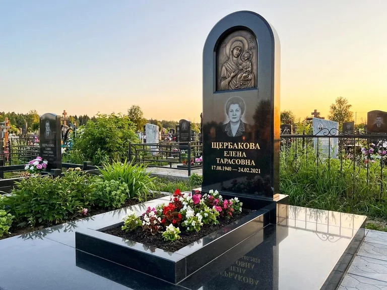 Памятник с барельефом — выполненная работа 35 в Иркутске