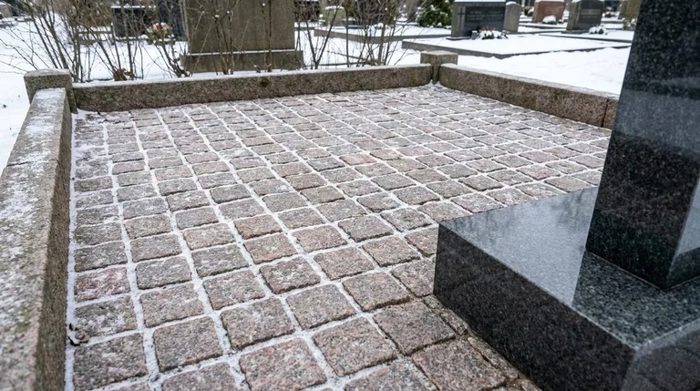 Мощение участка серой гранитной плиткой с цоколем, образец ПМ004 в Иркутске