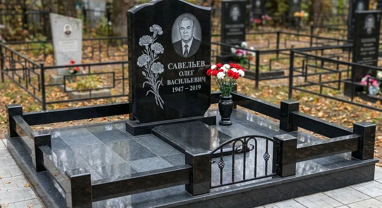 Памятник с гравировкой гвоздик — выполненная работа «Савельев» в Иркутске