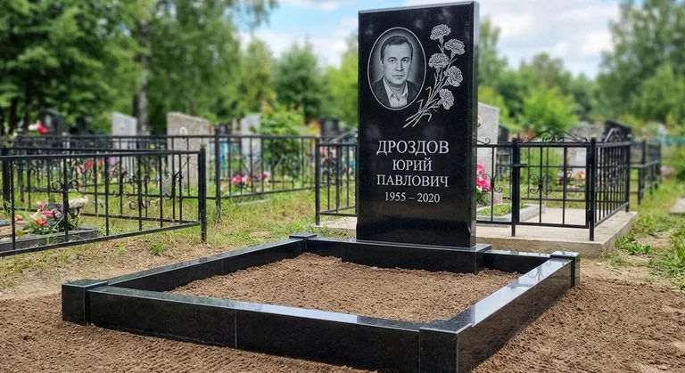 Памятник с гравировкой гвоздик — выполненная работа «Дроздов» в Иркутске
