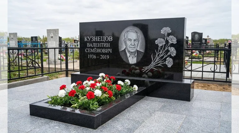 Памятник с гравировкой гвоздик — выполненная работа «Кузнецов» в Иркутске