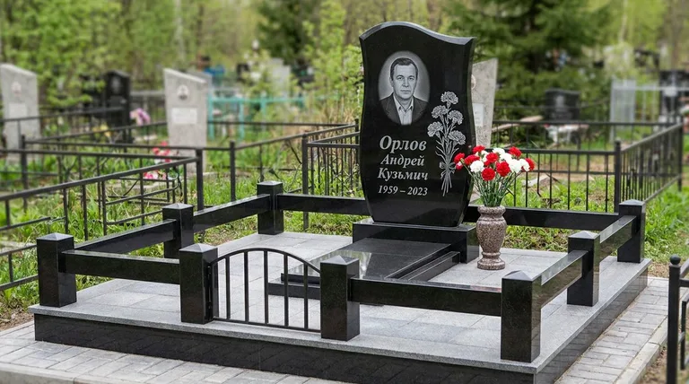 Памятник с гравировкой гвоздик — выполненная работа «Орлов» в Иркутске
