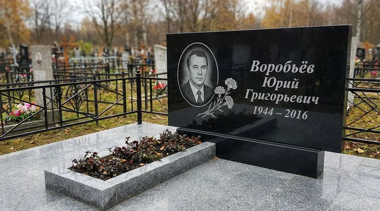Памятник с гравировкой гвоздик — выполненная работа «Воробьёв» в Иркутске