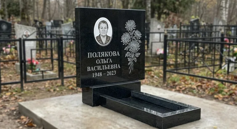Памятник с гравировкой хризантем — выполненная работа «Полякова» в Иркутске
