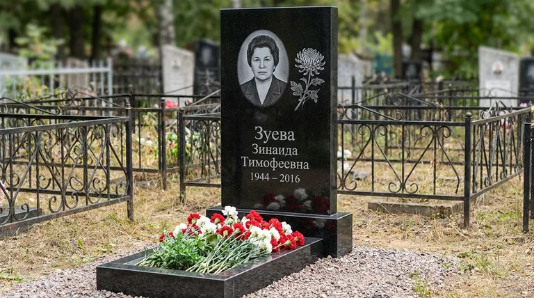 Памятник с гравировкой хризантем — выполненная работа «Зуева» в Иркутске