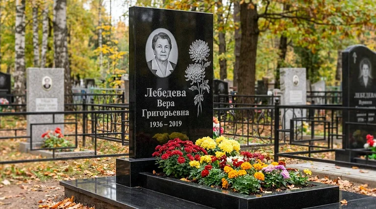 Памятник с гравировкой хризантем — выполненная работа «Лебедева» в Иркутске