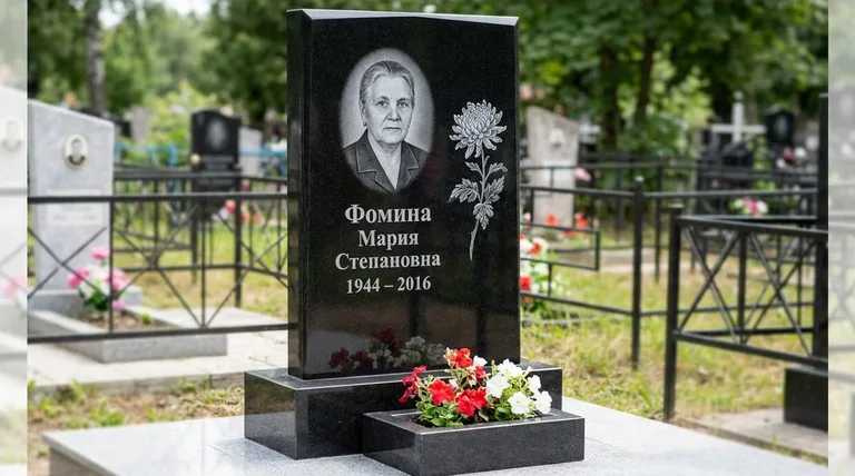 Памятник с гравировкой хризантем — выполненная работа «Фомина» в Иркутске