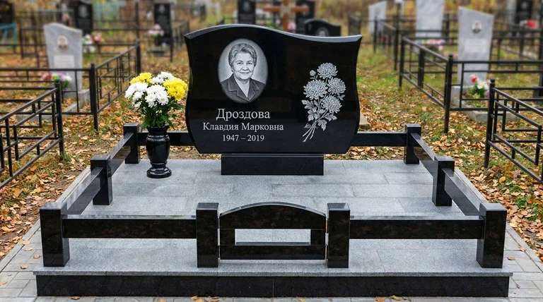Памятник с гравировкой хризантем — выполненная работа «Дроздова» в Иркутске
