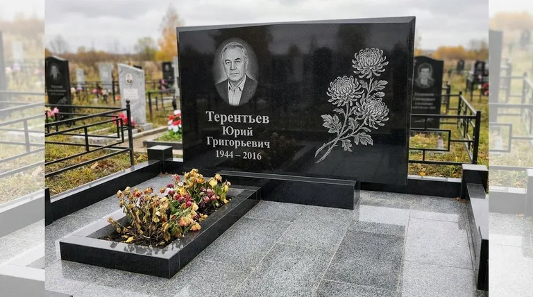 Памятник с гравировкой хризантем — выполненная работа «Терентьев» в Иркутске