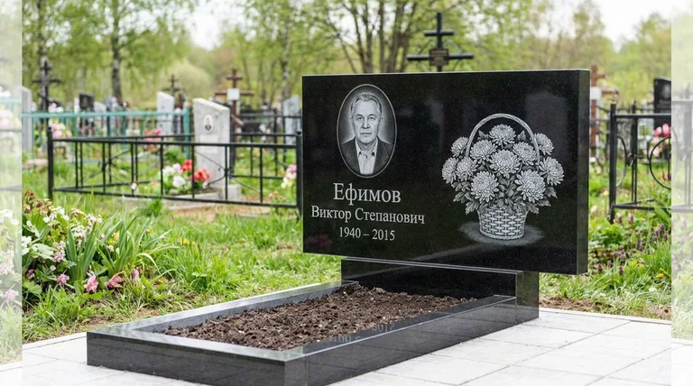 Памятник с гравировкой хризантем — выполненная работа «Ефимов» в Иркутске