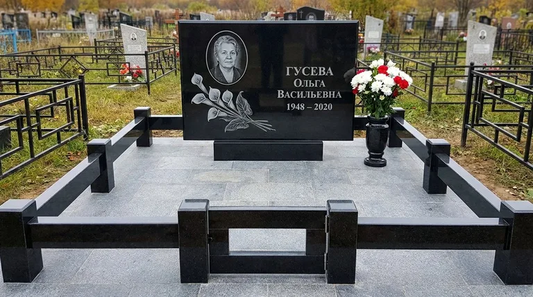 Памятник с гравировкой калл — выполненная работа «Гусева» в Иркутске
