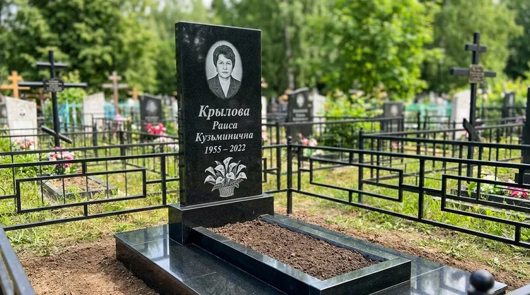 Памятник с гравировкой калл — выполненная работа «Крылова» в Иркутске