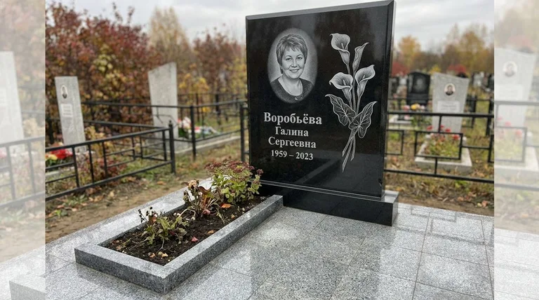 Памятник с гравировкой калл — выполненная работа «Воробьёва» в Иркутске
