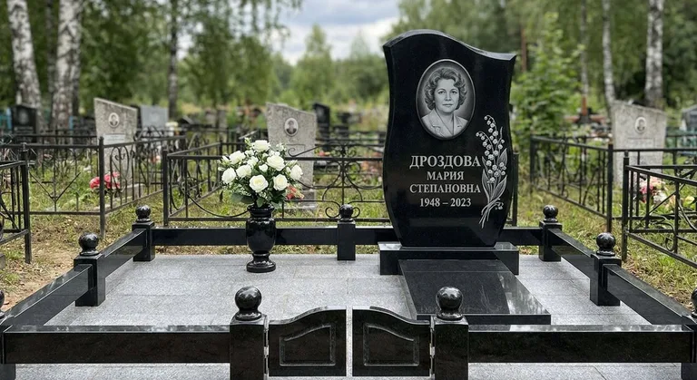 Памятник с гравировкой ландышей — выполненная работа «Дроздова» в Иркутске