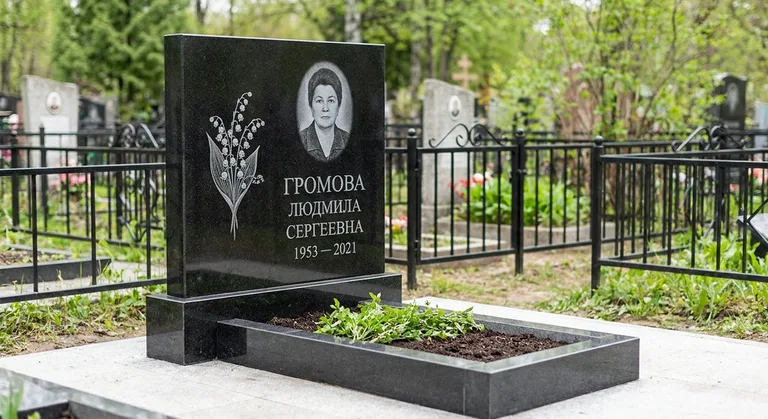 Памятник с гравировкой ландышей — выполненная работа «Громова» в Иркутске