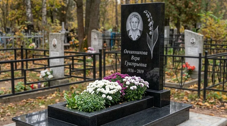 Памятник с гравировкой ландышей — выполненная работа «Овчинникова» в Иркутске