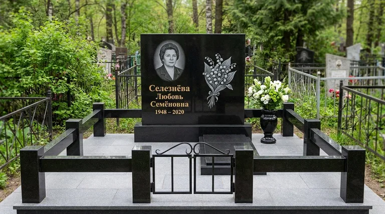 Памятник с гравировкой ландышей — выполненная работа «Селезнёва» в Иркутске
