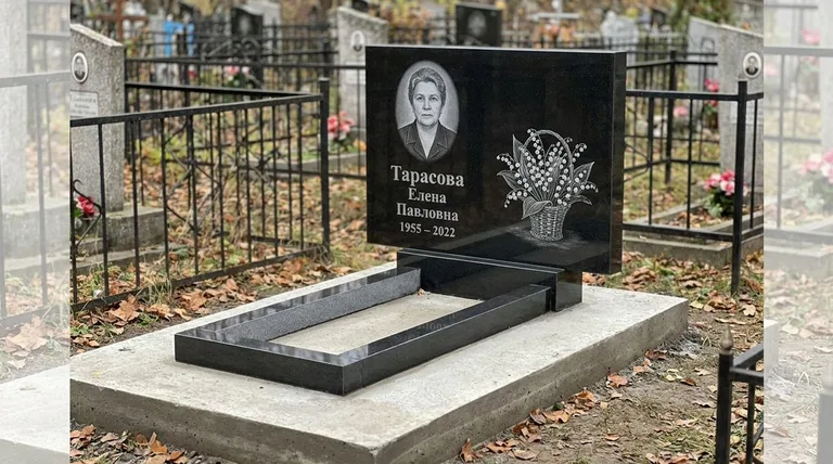 Памятник с гравировкой ландышей — выполненная работа «Тарасова» в Иркутске