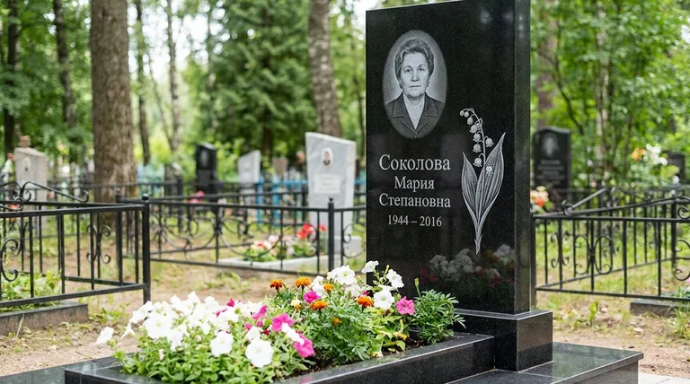 Памятник с гравировкой ландышей — выполненная работа «Соколова» в Иркутске