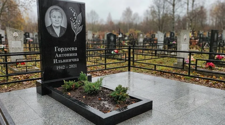 Памятник с гравировкой ландышей — выполненная работа «Гордеева» в Иркутске