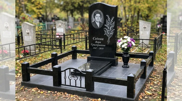 Памятник с гравировкой ландышей — выполненная работа «Седова» в Иркутске