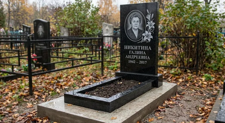 Памятник с гравировкой лилий — выполненная работа «Никитина» в Иркутске