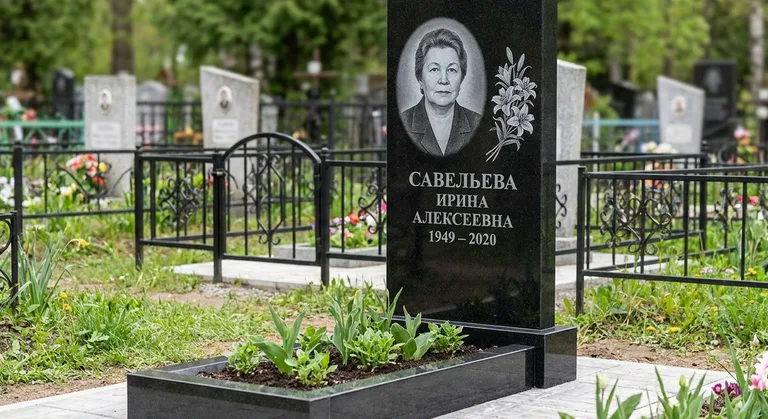 Памятник с гравировкой лилий — выполненная работа «Савельева» в Иркутске