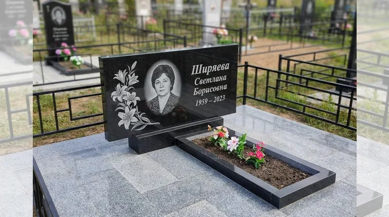 Памятник с гравировкой лилий — выполненная работа «Ширяева» в Иркутске