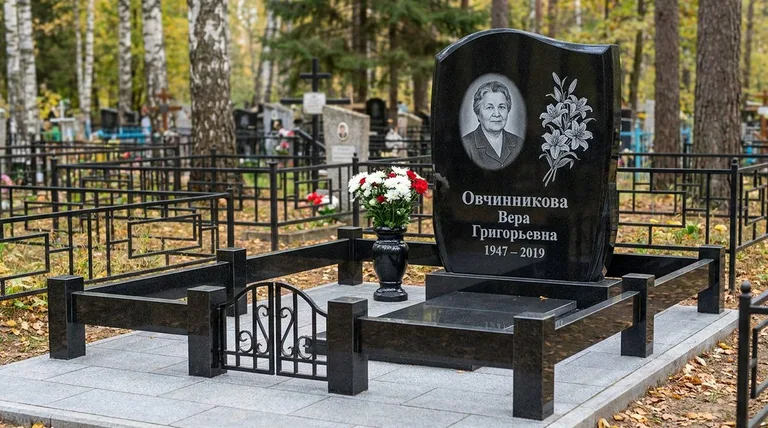 Памятник с гравировкой лилий — выполненная работа «Овчинникова» в Иркутске