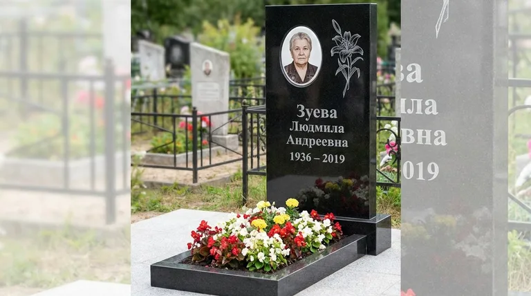 Памятник с гравировкой лилий — выполненная работа «Зуева» в Иркутске