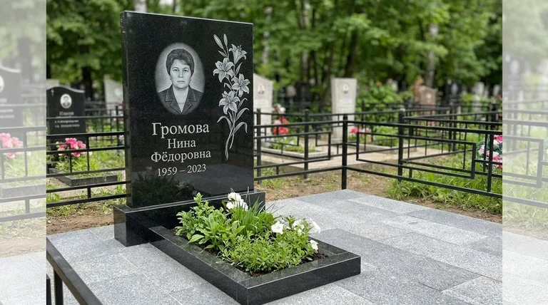 Памятник с гравировкой лилий — выполненная работа «Громова» в Иркутске