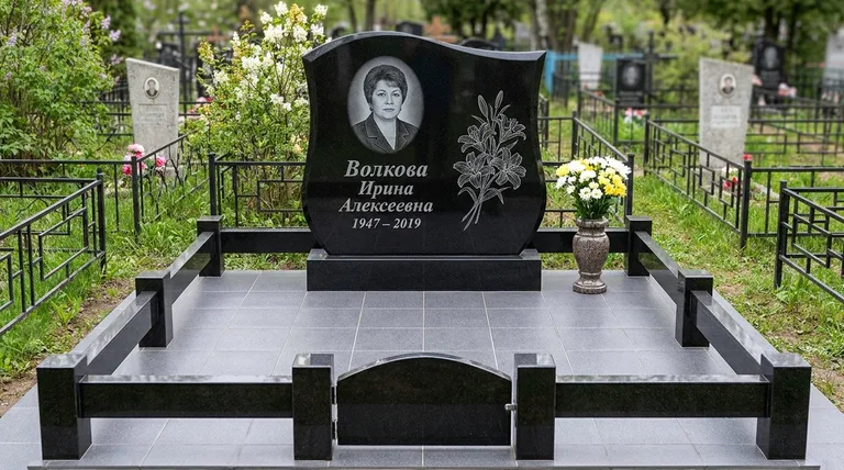 Памятник с гравировкой лилий — выполненная работа «Волкова» в Иркутске