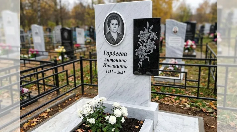 Памятник с гравировкой лилий — выполненная работа «Гордеева» в Иркутске