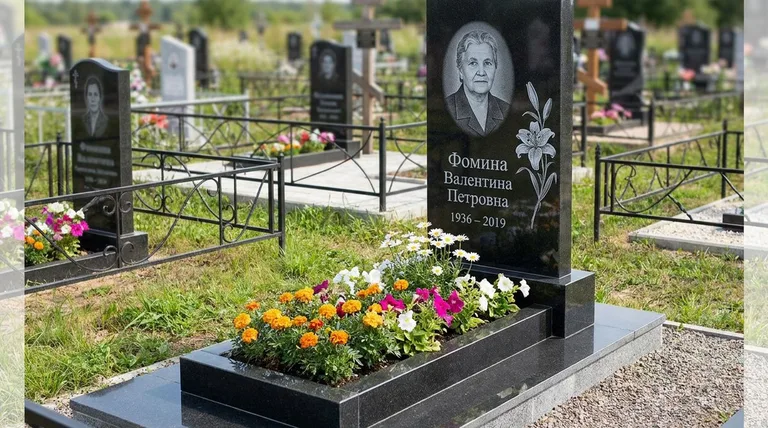 Памятник с гравировкой лилий — выполненная работа «Фомина» в Иркутске