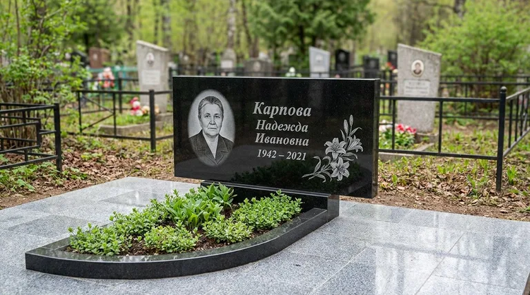 Памятник с гравировкой лилий — выполненная работа «Карпова» в Иркутске