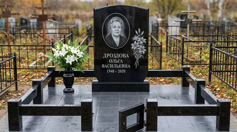 Памятник с гравировкой лилий — выполненная работа «Дроздова» в Иркутске