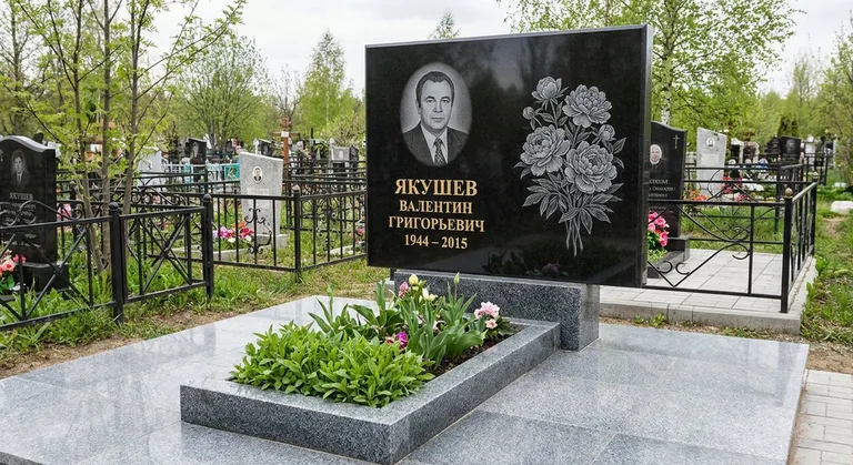 Памятник с гравировкой пионов — выполненная работа «Якушев» в Иркутске