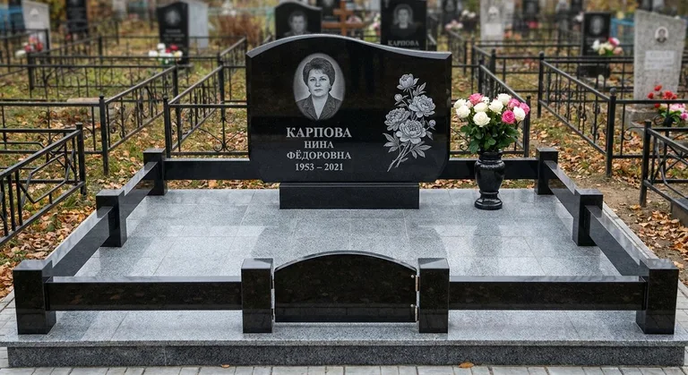 Памятник с гравировкой пионов — выполненная работа «Карпова» в Иркутске