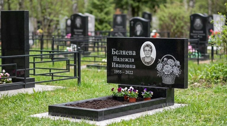 Памятник с гравировкой пионов — выполненная работа «Беляева» в Иркутске