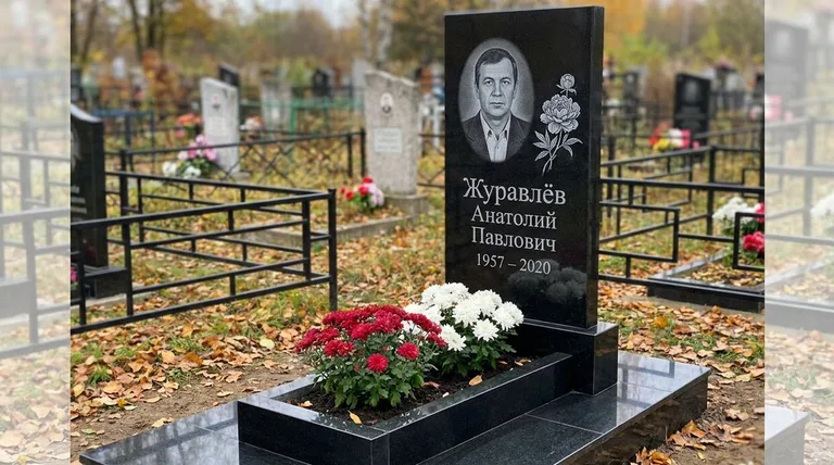 Памятник с гравировкой пионов — выполненная работа «Журавлёв» в Иркутске
