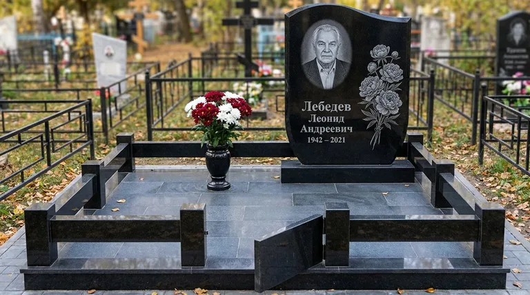 Памятник с гравировкой пионов — выполненная работа «Лебедев» в Иркутске