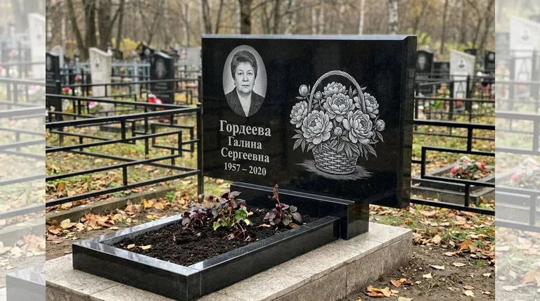Памятник с гравировкой пионов — выполненная работа «Гордеева» в Иркутске