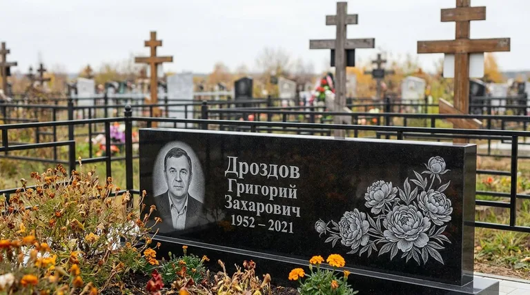 Памятник с гравировкой пионов — выполненная работа «Дроздов» в Иркутске