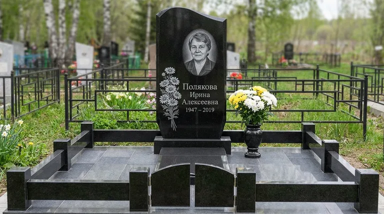 Памятник с гравировкой ромашек — выполненная работа «Полякова» в Иркутске