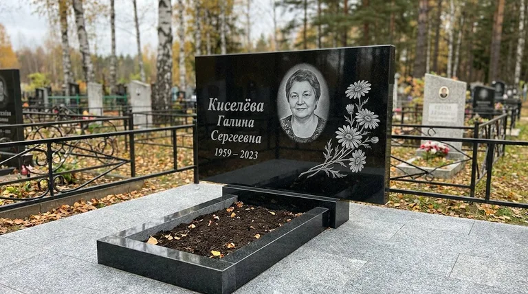 Памятник с гравировкой ромашек — выполненная работа «Киселёва» в Иркутске
