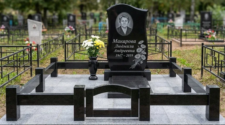 Памятник с гравировкой ромашек — выполненная работа «Макарова» в Иркутске