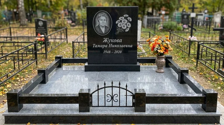 Памятник с гравировкой ромашек — выполненная работа «Жукова» в Иркутске