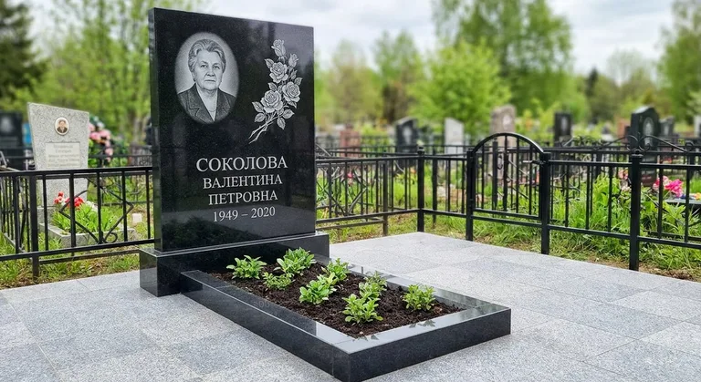 Памятник с гравировкой роз — выполненная работа «Соколова» в Иркутске