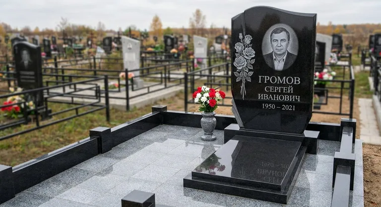 Памятник с гравировкой роз — выполненная работа «Громов» в Иркутске
